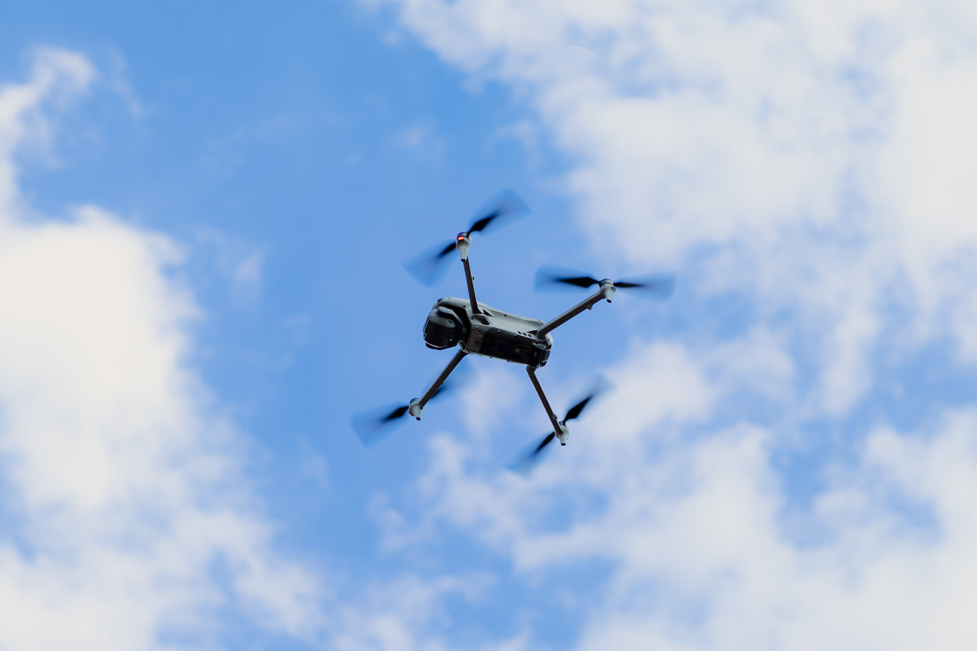 Die Inspektionsdrohne am Himmel – bereit zum Abflug am Objekt